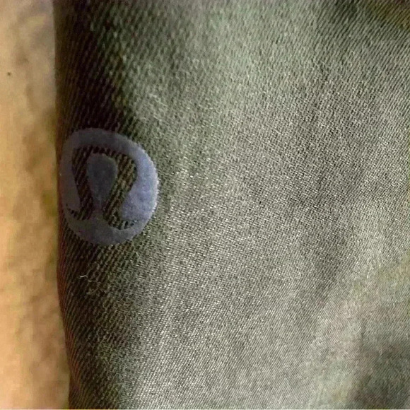 Lululemon “& Go City Trek Cropped Trouser” In Fatigue Green size 2 EUC!– - Picture 8 of 9